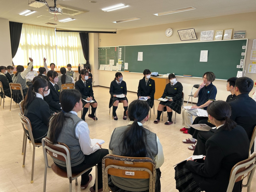 【医療福祉科】若手介護職員による福祉を学ぶ生徒への訪問授業